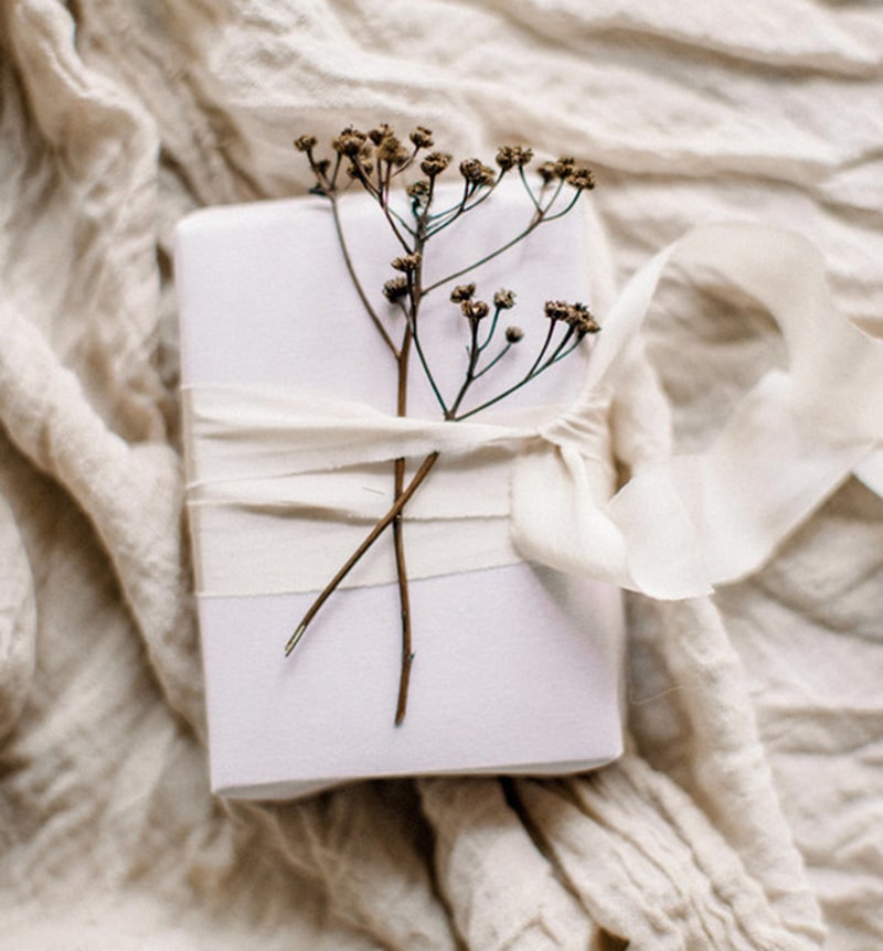 10+ Perfect Birthday Gift Ideas For Mom From Daughter 14 Monochrome gift wrapping paper