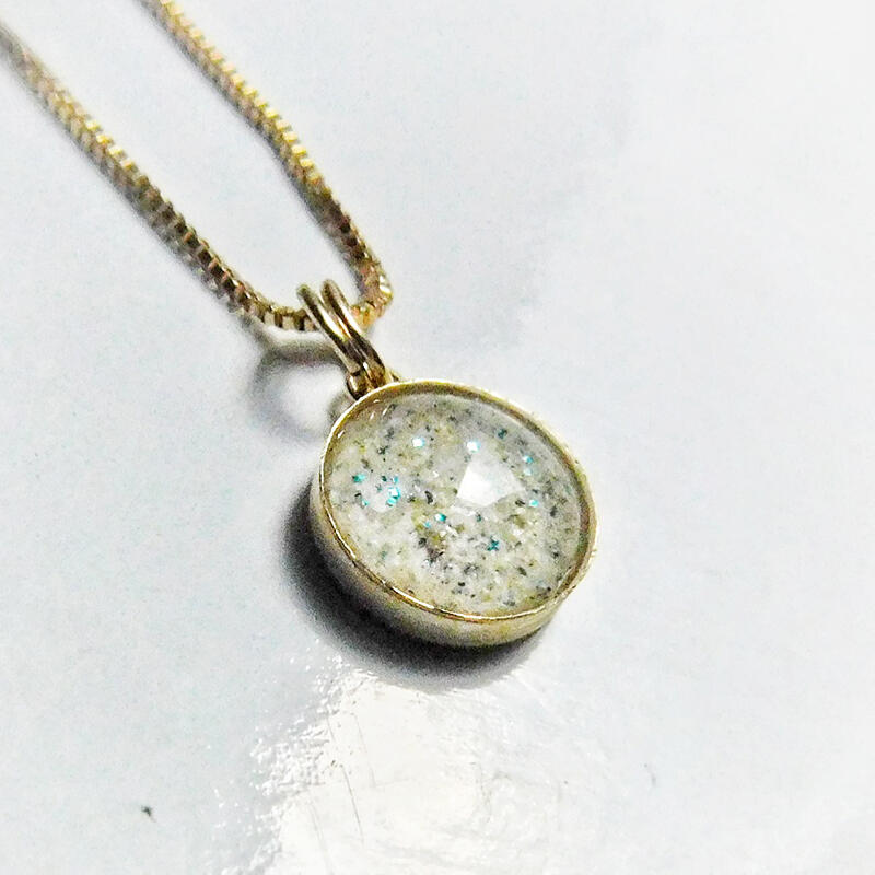 22 Touching Pet Memorial Ideas To Honor Your Furry Friends 15 cremation jewelry