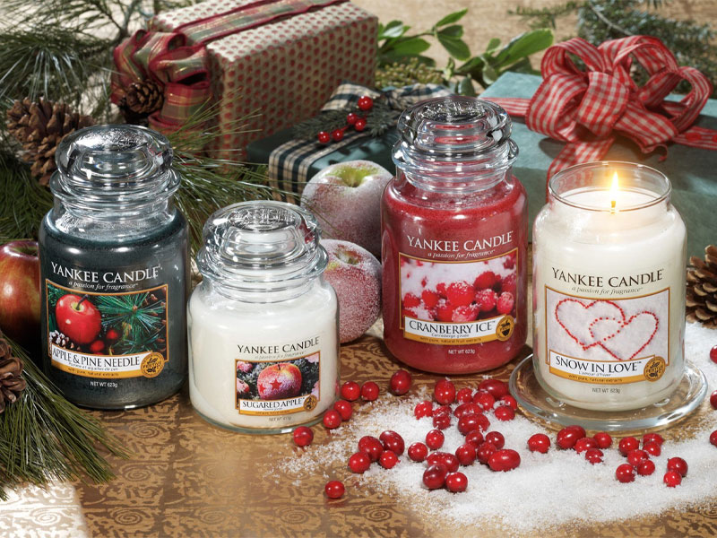 26 Fabulous Farmhouse Christmas Decor Ideas For Joyful Home 2 Farmhouse candle set