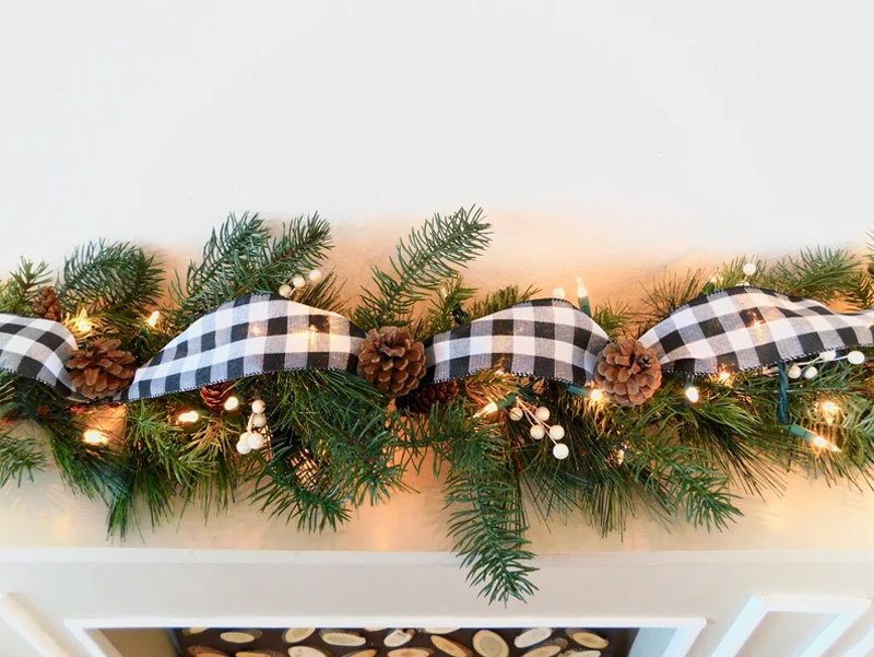 26 Fabulous Farmhouse Christmas Decor Ideas For Joyful Home 8 Christmas garland