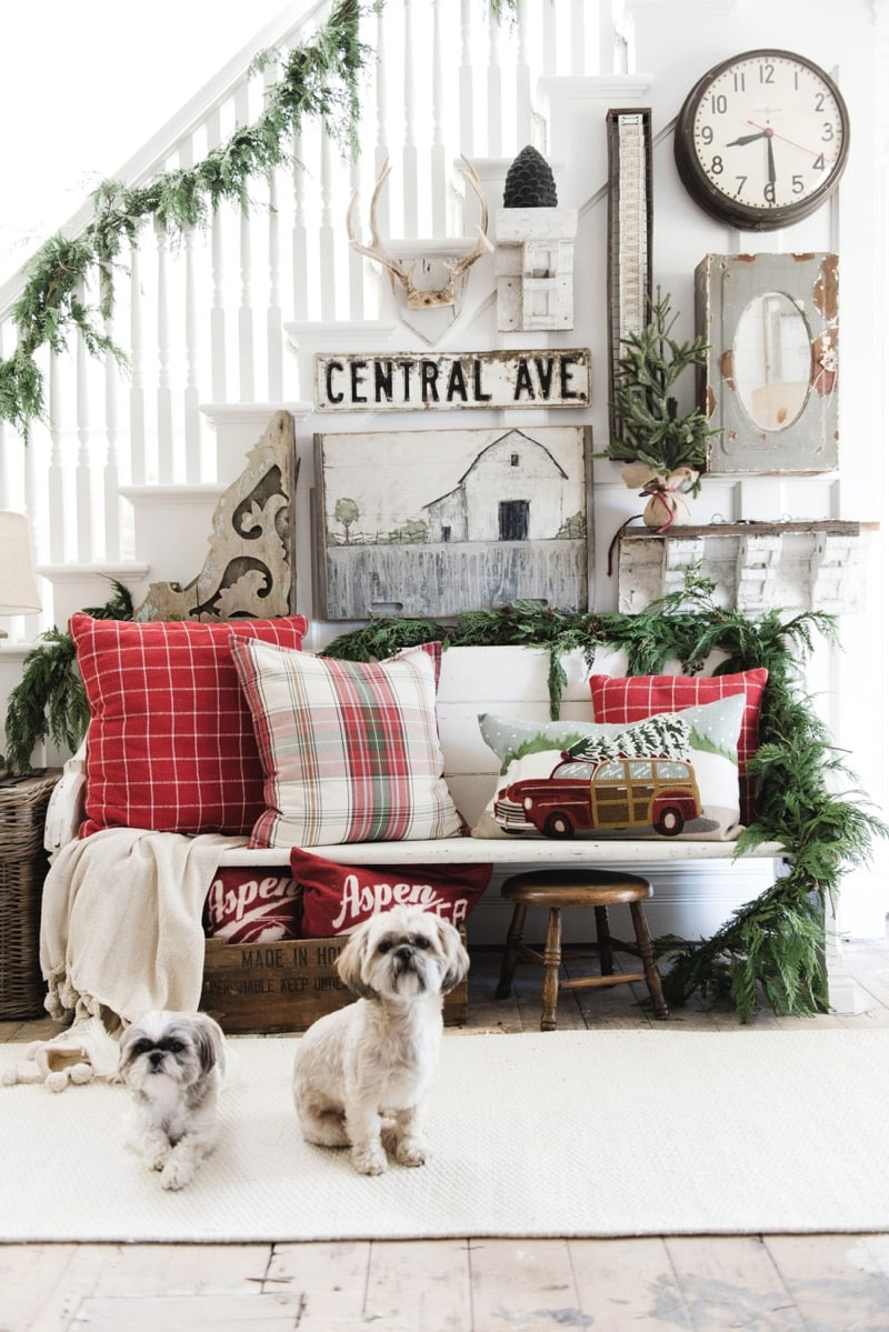 26 Fabulous Farmhouse Christmas Decor Ideas For Joyful Home 9 Rustic Christmas farmhouse entryway