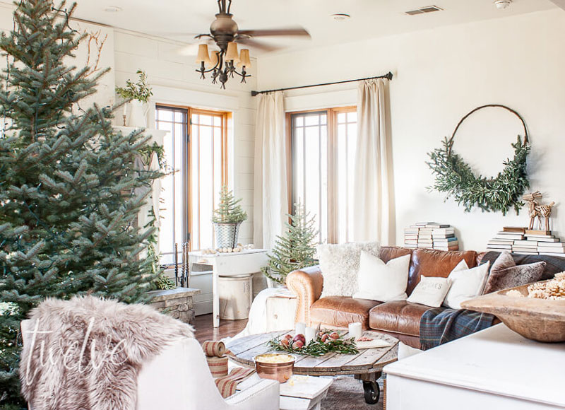 21 Festive And Trendy Christmas Living Room Decor Ideas 1 Farmhouse Christmas living room decor