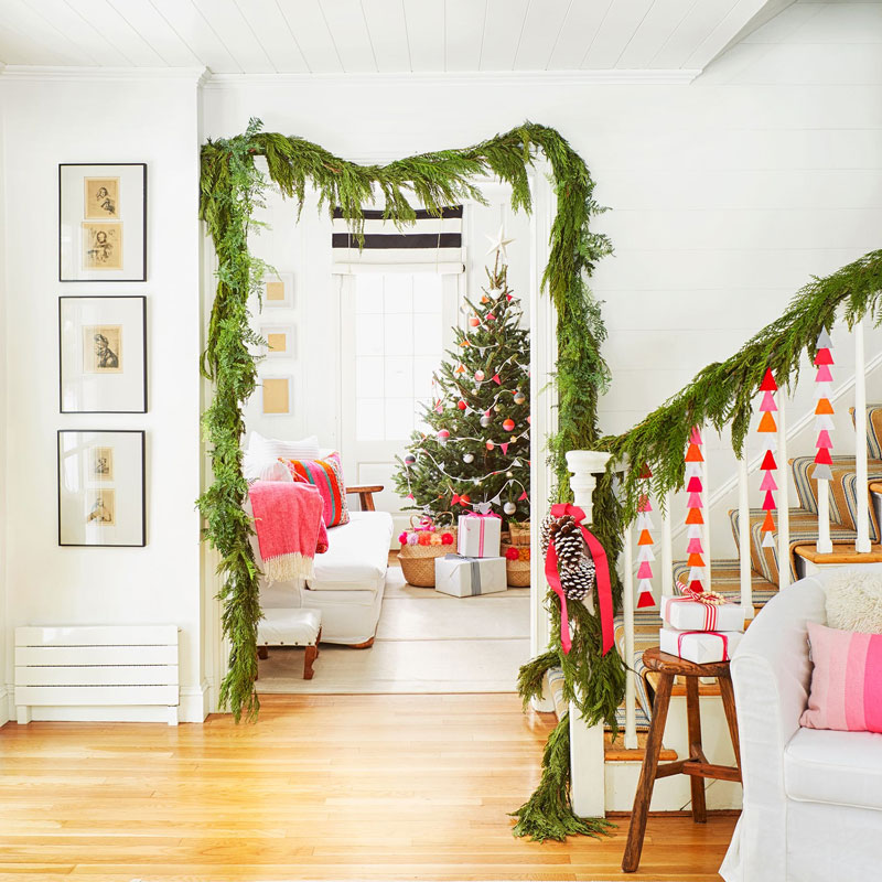 21 Festive And Trendy Christmas Living Room Decor Ideas 16 garlands