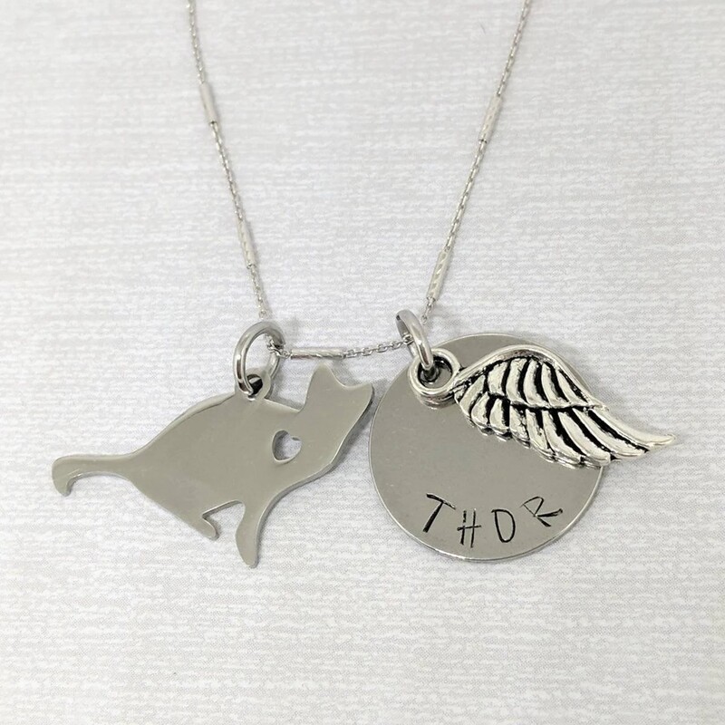 Necklace to remember a loved family member or friend's cat